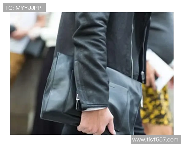 足球明星时尚风采男生手拿包造型图片欣赏