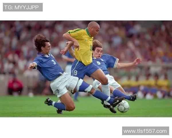 足球明星的风采与成就揭秘及其经典瞬间照片展示